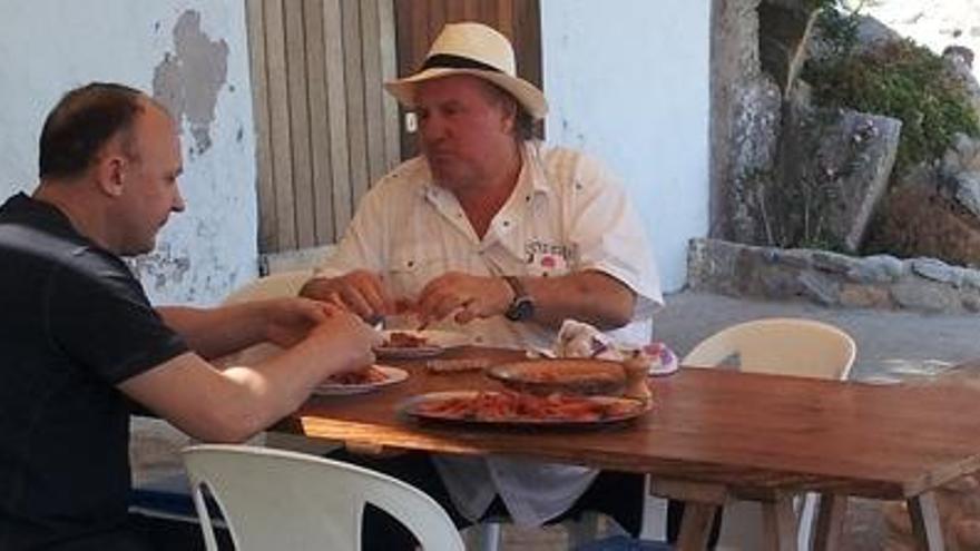 Gérard Depardieu menja gambes a Palamós