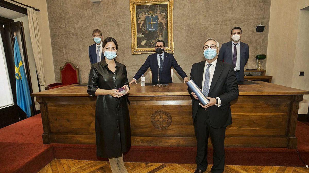 Paula Beirán y Antonio Fernández-Escandón, con sus premios. Tras la mesa, Juan Vicente Piñera, Fernando Martínez y Juan Carlos Campo.