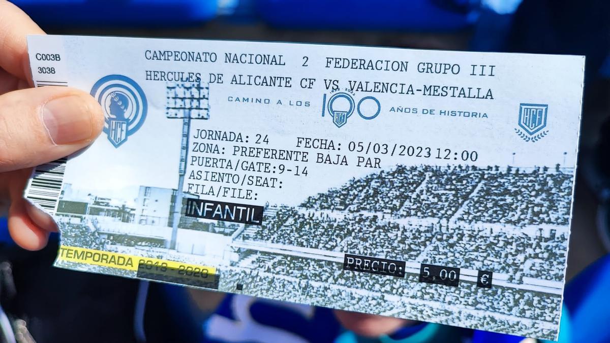 Una de las entradas sin numerar vendidas en la taquilla del José Rico Pérez el domingo pasado.