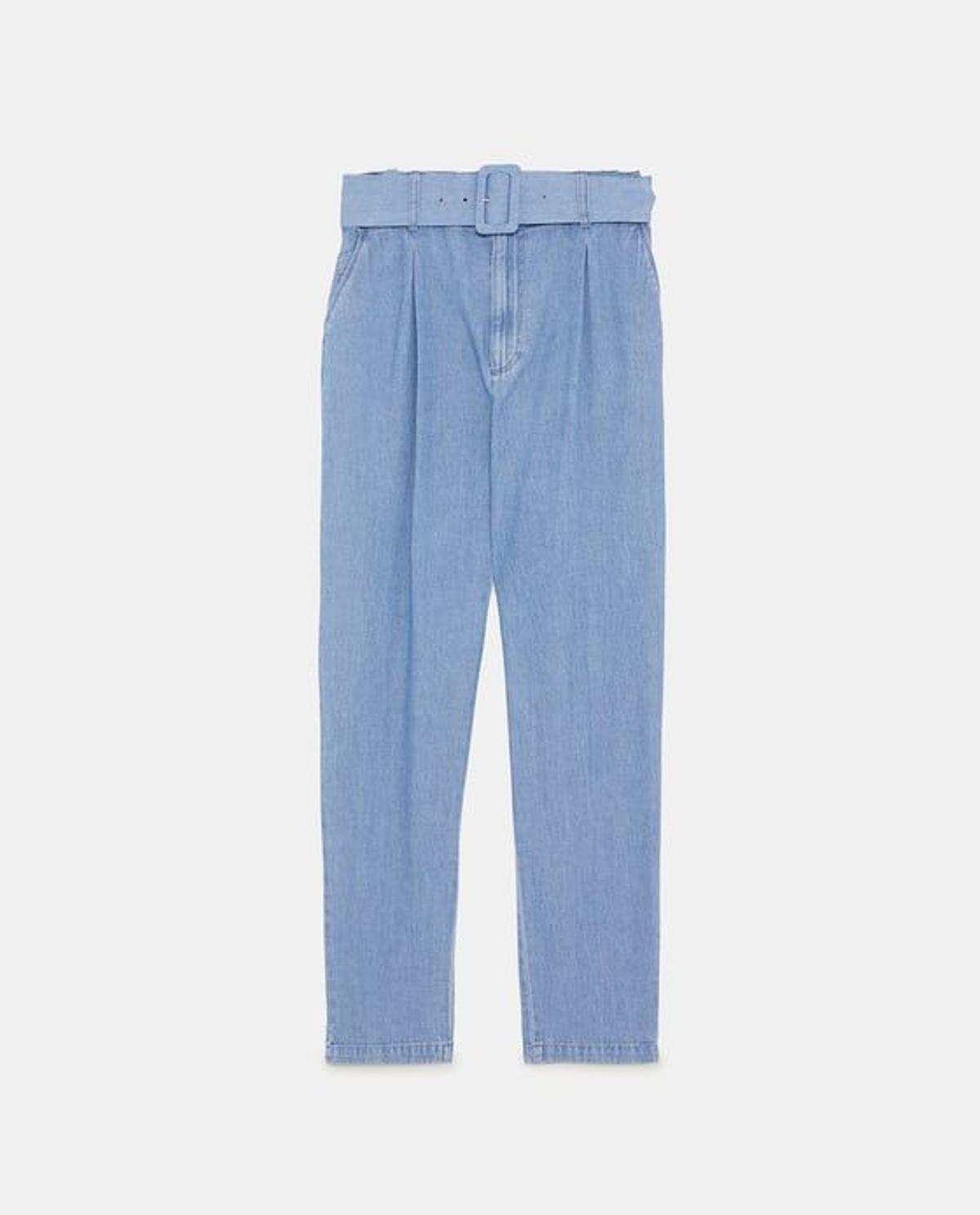 Pantalón de talle alto azul de Zara (Precio: 29,95 euros)