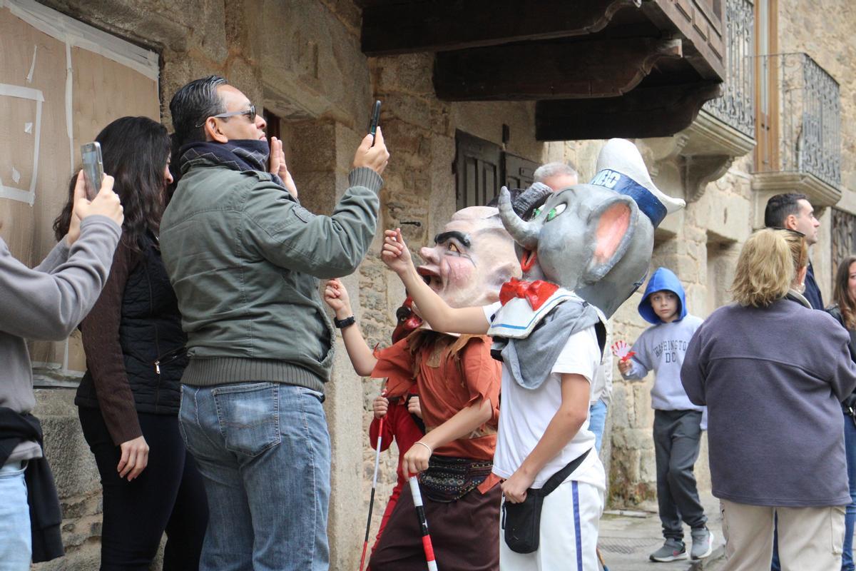 GALERÍA | Desfile de gigantes en Puebla de Sanabria GALERÍA | Desfile de gigantes en Puebla de Sanabria