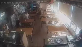 Una vaca entra en un bar de Ribes de Freser i sorprèn els clients