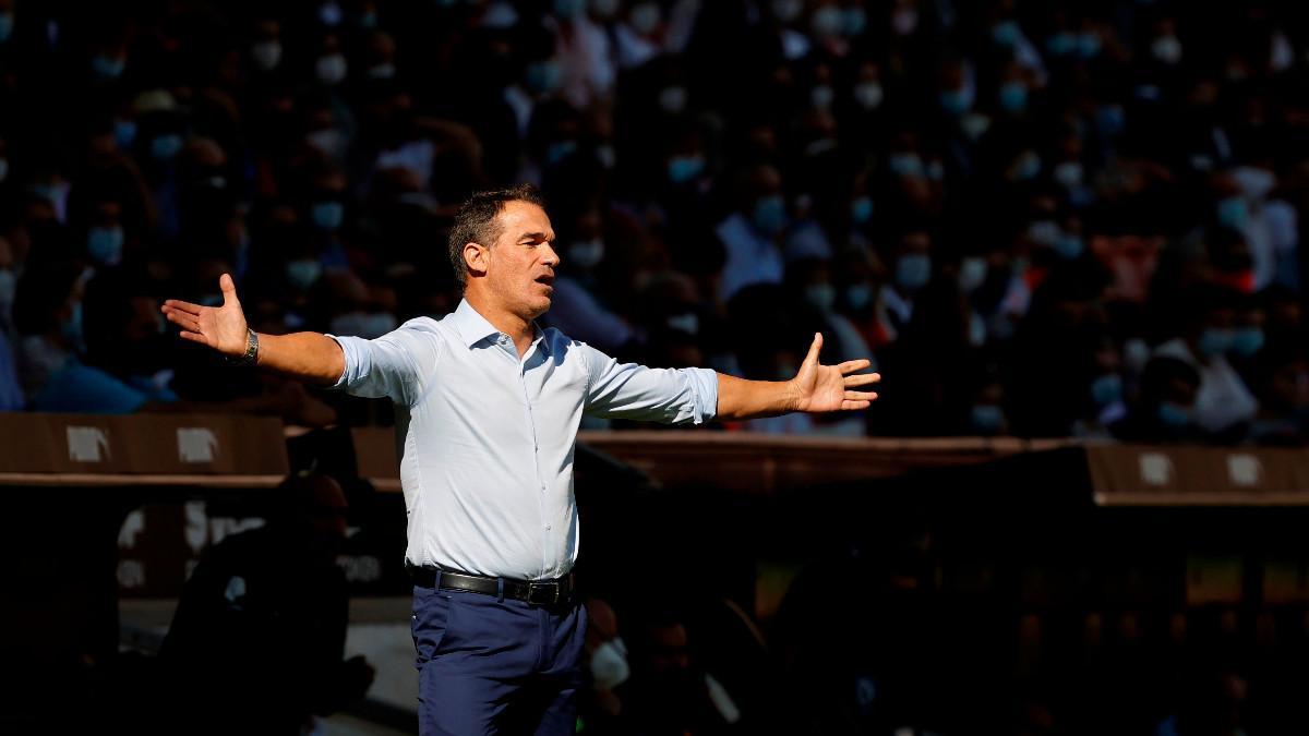 García Plaza da instrucciones durante el partido en Mestalla