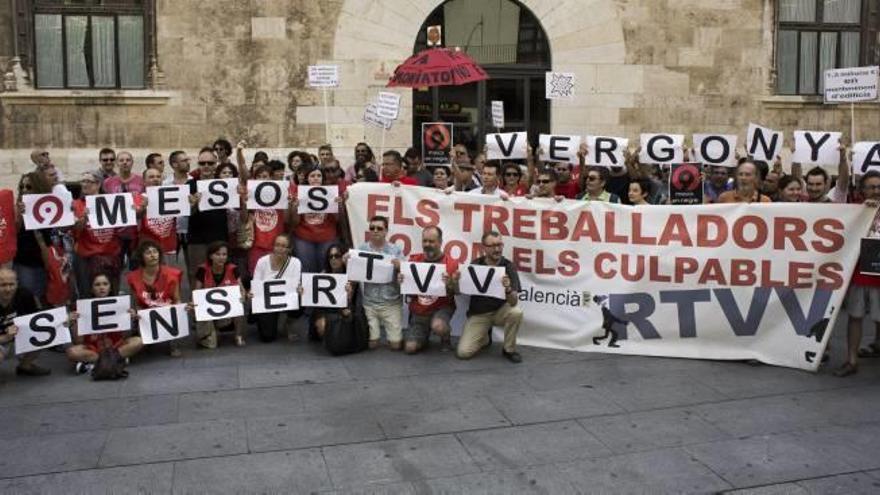 Protesta de extrabajadores de RTVV a las puertas del Palau de la Generalitat, en una imagen de archivo.