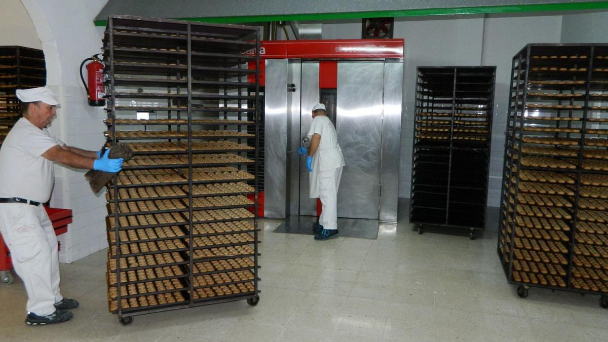 Dos empleados trabajan en uno de los obradores de Rute, que ya se encuentran a pleno rendimiento de cara a la campaña de Navidad.