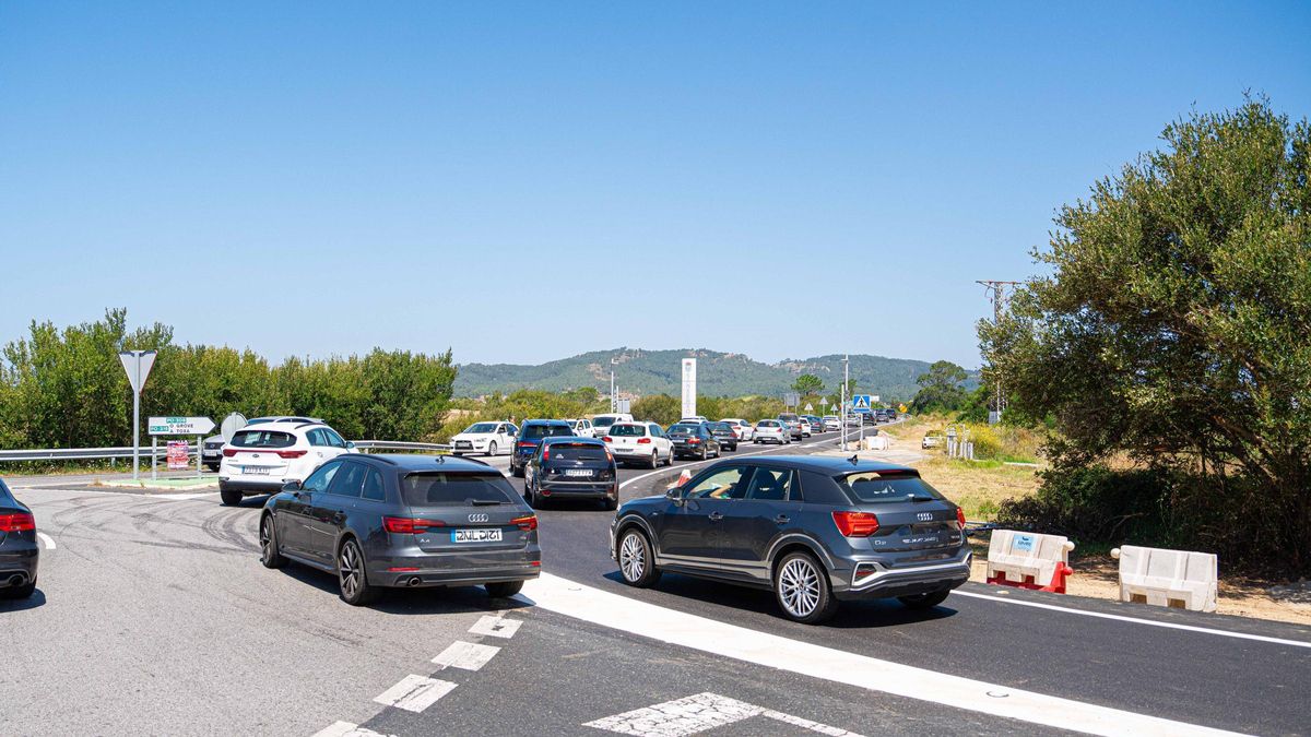El carril segregado en la rotonda de A Lanzada, esta mañana.
