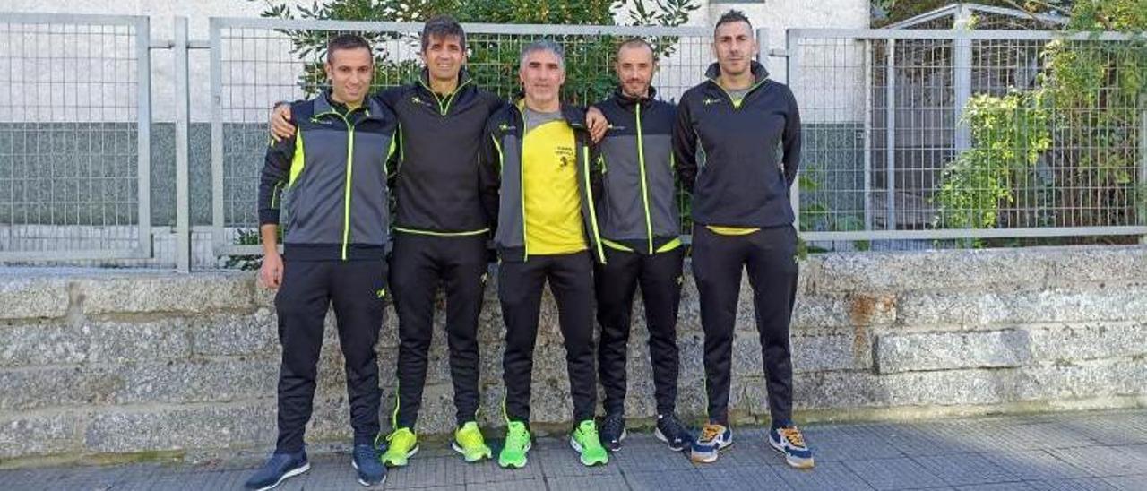 Óscar García, Alberto Malvido, Lorenzo Estévez, José Manuel Martínez y Juan Soliño, ayer, antes de tomar el avión.