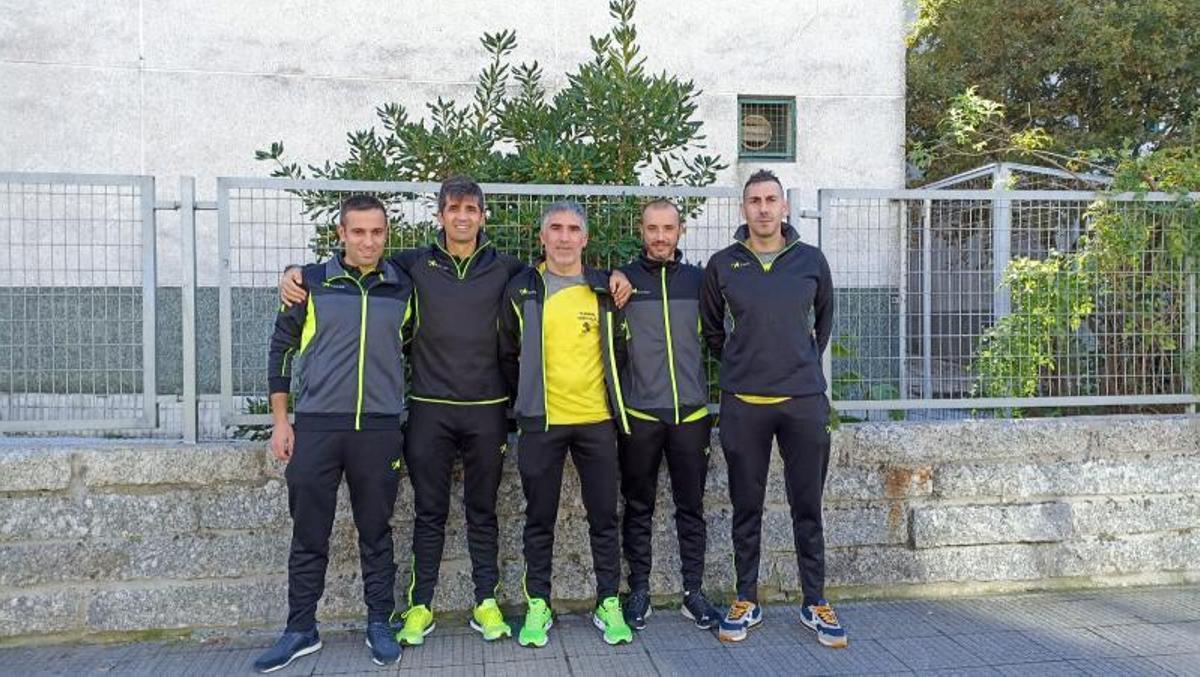 Óscar García, Alberto Malvido, Lorenzo Estévez, José Manuel Martínez y Juan Soliño, ayer, antes de tomar el avión.