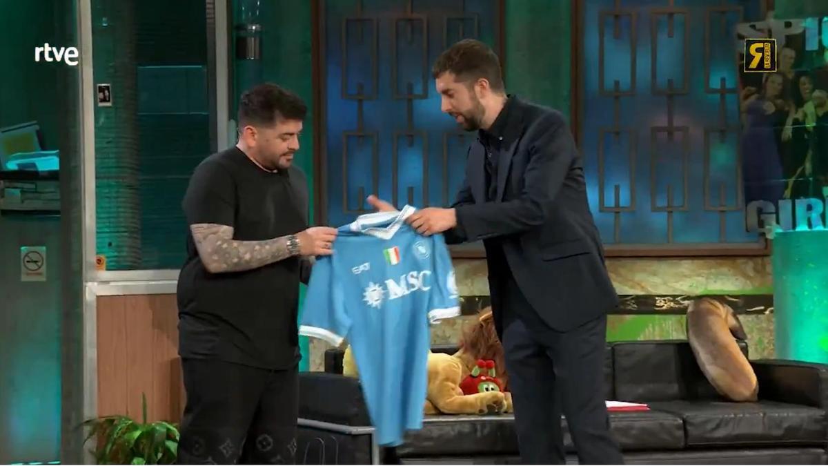 Maradona Jr. entrega a Broncano la 10 del Nápoles y repasa la figura de su padre en su visita a La Resistencia