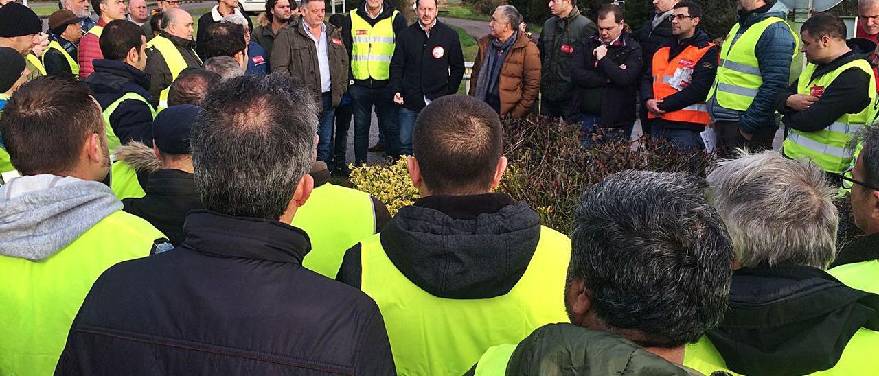 Concentración de los trabajadores de Du Pont contra el expediente abierto a un sindicalista de SOMA-FITAG-UGT, con la presencia de Pepe García, Javier Fernández Lanero y José Luis Alperi, en noviembre de 2019. | S. F.