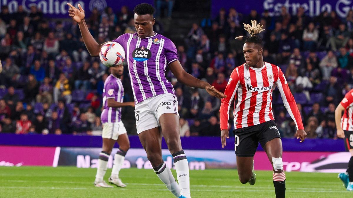 Juma Bah, con la camiseta del Valladolid ante Nico Williams
