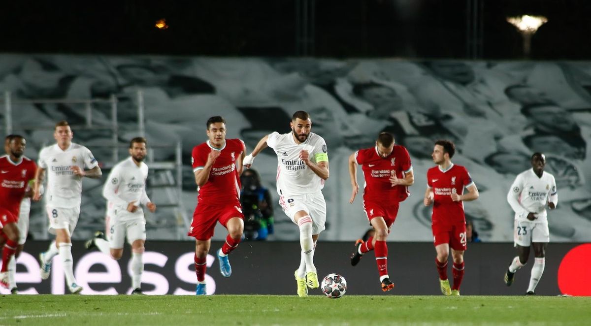 Benzema lanza un contragolpe contra el Liverpool.