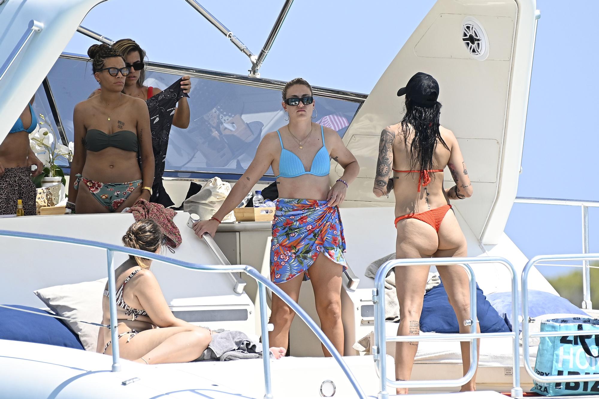 Así han disfrutado las campeonas del mundo de fútbol en un barco en Ibiza