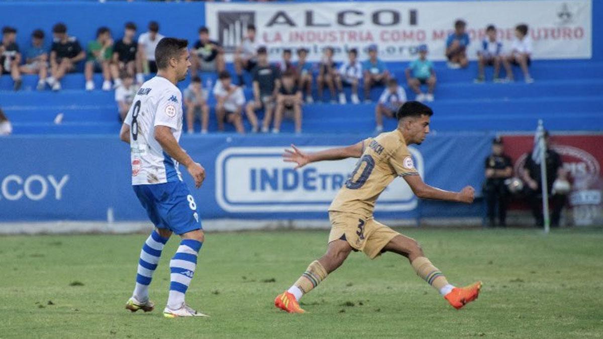 Ilias se escapa del marcaje de Juanan en una acción de un partido muy disputado