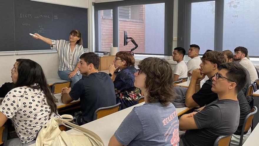 Imagen de una profesora y alumnado en el Campus de Gandia