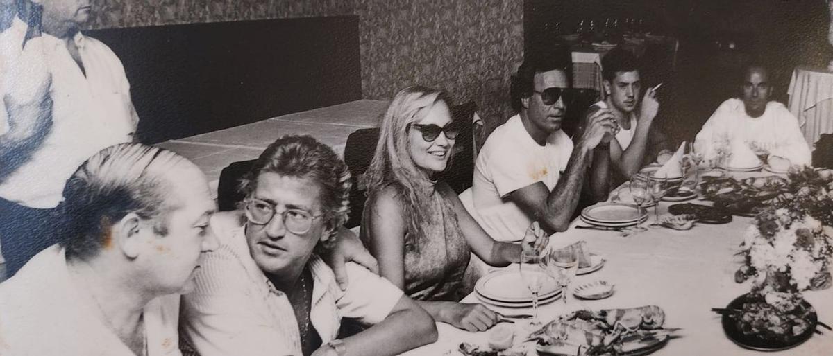 Julio Iglesias i Pepe Domingo Castaño se’n van anar d’un restaurant gallec sense pagar una mariscada Julio Iglesias i Pepe Domingo Castaño se’n van anar d’un restaurant gallec sense pagar una mariscada