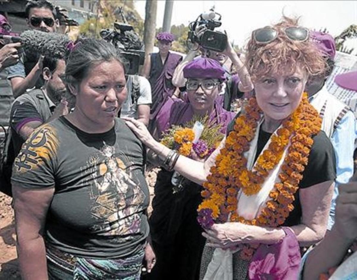 Sarandon viatja com a voluntària al Nepal_MEDIA_1