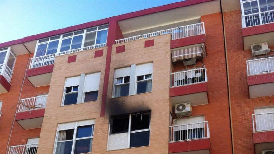 Rescatan a cuatro personas del incendio de una vivienda en Callosa de Segura