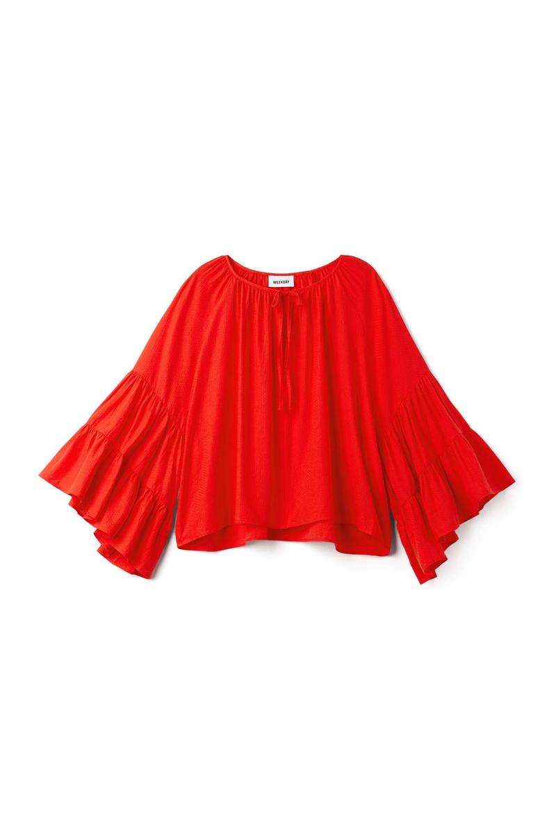 Blusa roja con volantes en las mangas de Weekday