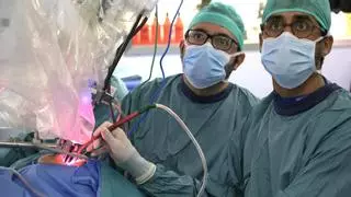 Ensayar una operación como si fuera un videojuego: Vall d'Hebron usa una técnica pionera para extraer un tumor del paladar sin incisiones
