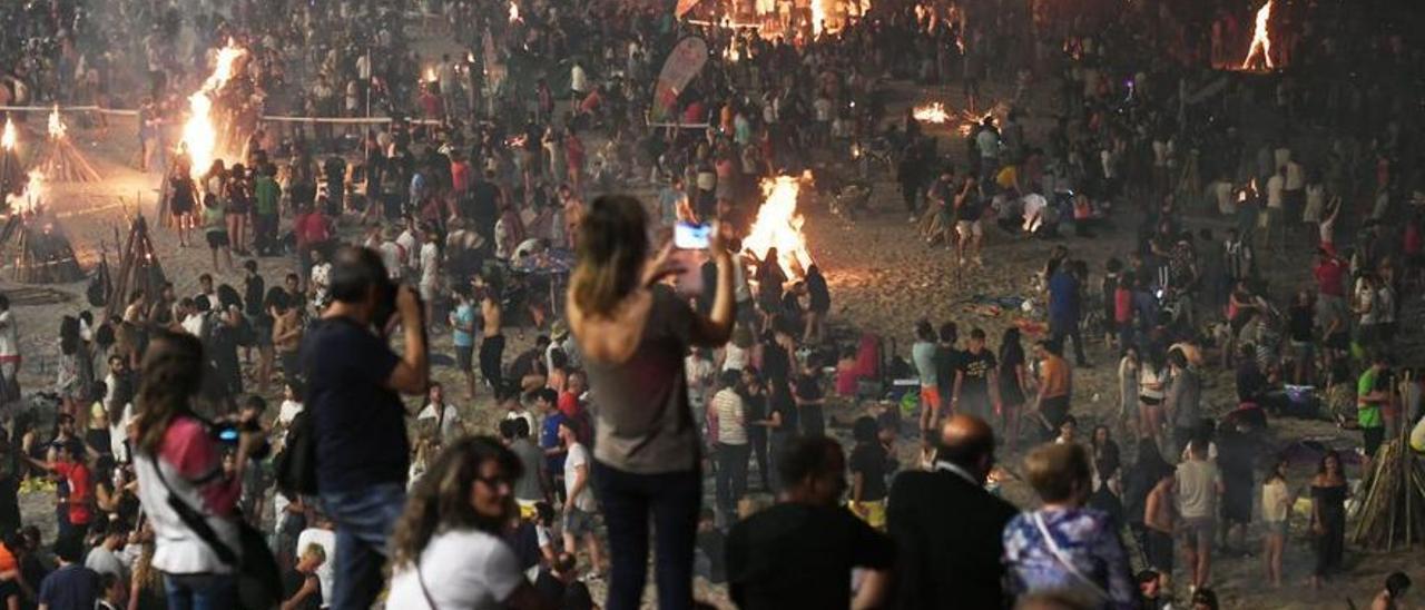 Celebración de San Juan en las playas de Orzán y Riazor, en A Coruña.