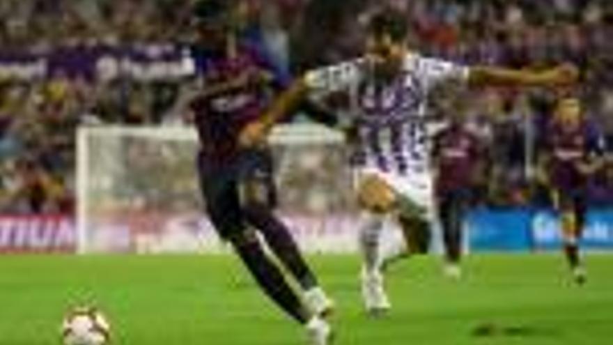 L&#039;extrem francès Ousmane Dembélé intenta escapolir-se del lateral del Valladolid Javi Moyano ahir al José Zorrilla.