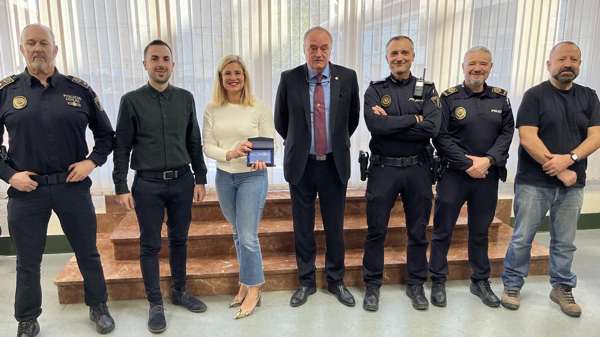 Los mandos policiales con la alcaldesa y el concejal de Seguridad de Petrer.