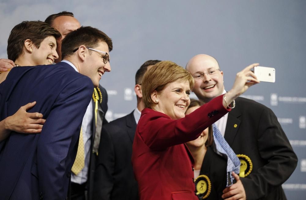 La líder del Partido Nacional Escocés (SNP), Nicola Sturgeon (c), se toma una fotografía con los seis candidatos que participaron en las elecciones en el Emirates Arena en Glasgow, Escocia, Gran Bretaña.