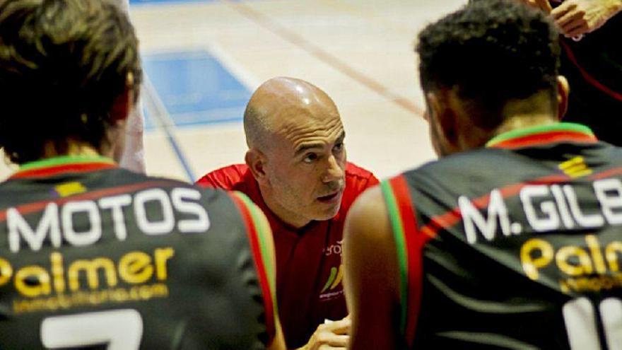 El entrenador del Iberojet Palma, Félix Alonso, da instrucciones a sus jugadores.
