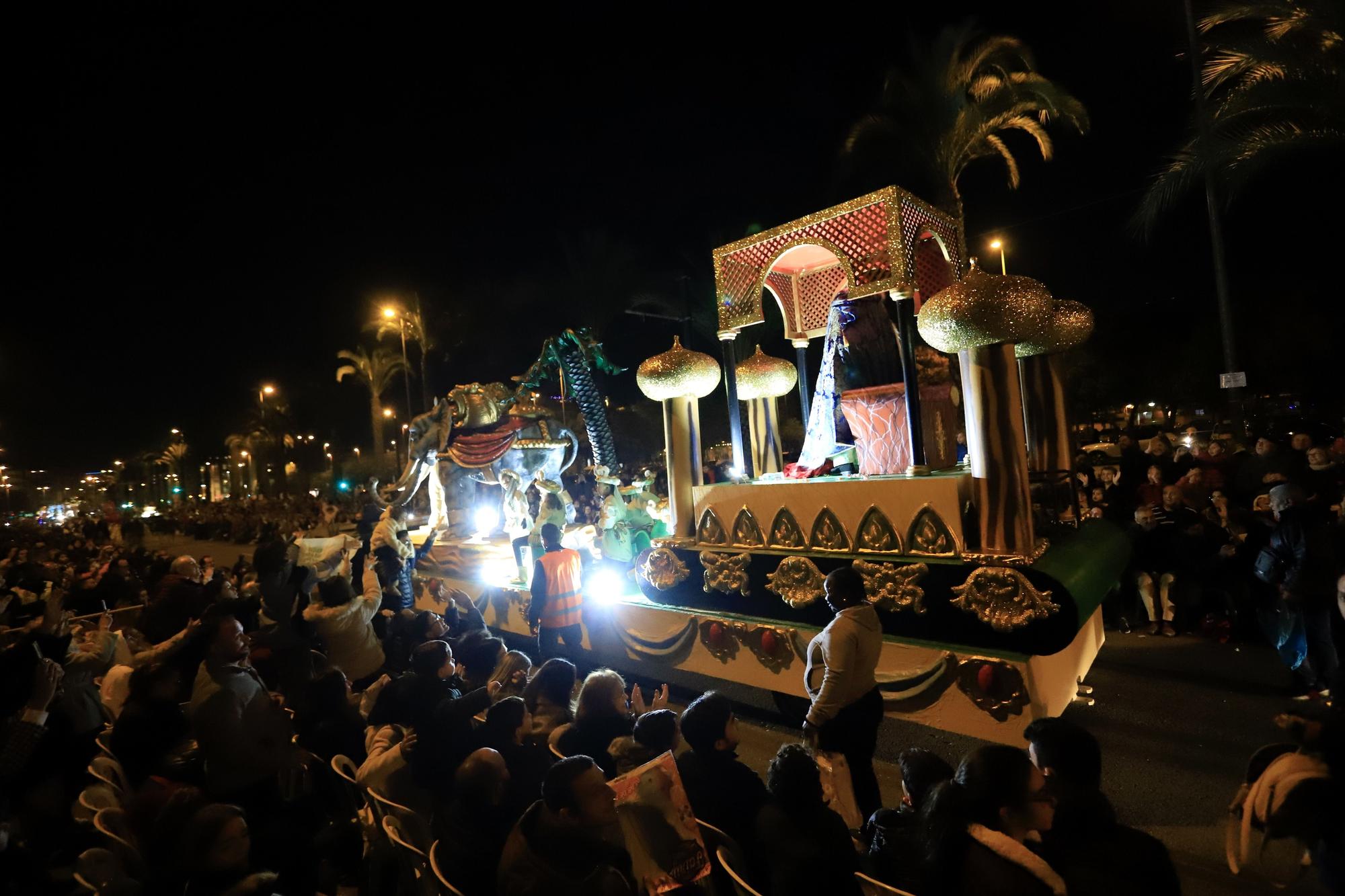 Los Reyes Magos desfilan por Murcia