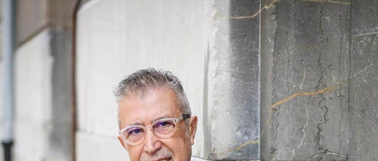 Emilio Sagi, ayer, apoyado en un muro del teatro Campoamor.
