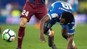 Carlos ’la Roca’ Sánchez cae ante Jordán en el partido de este miércoles en Cornellà.