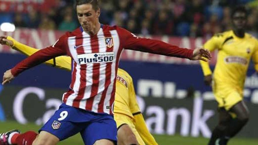 Fernando Torres controla el balón ante el Reus.