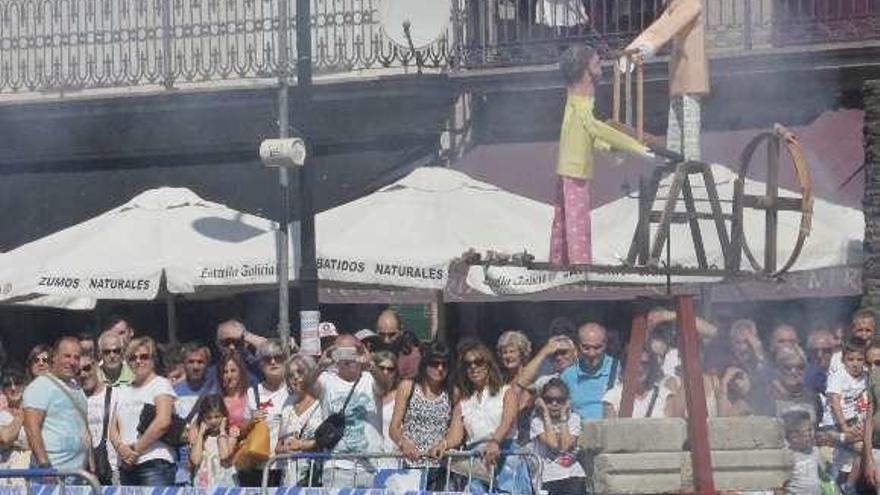 Quema de damas y galanes en las Festas do Cristo de 2018. // S.A.