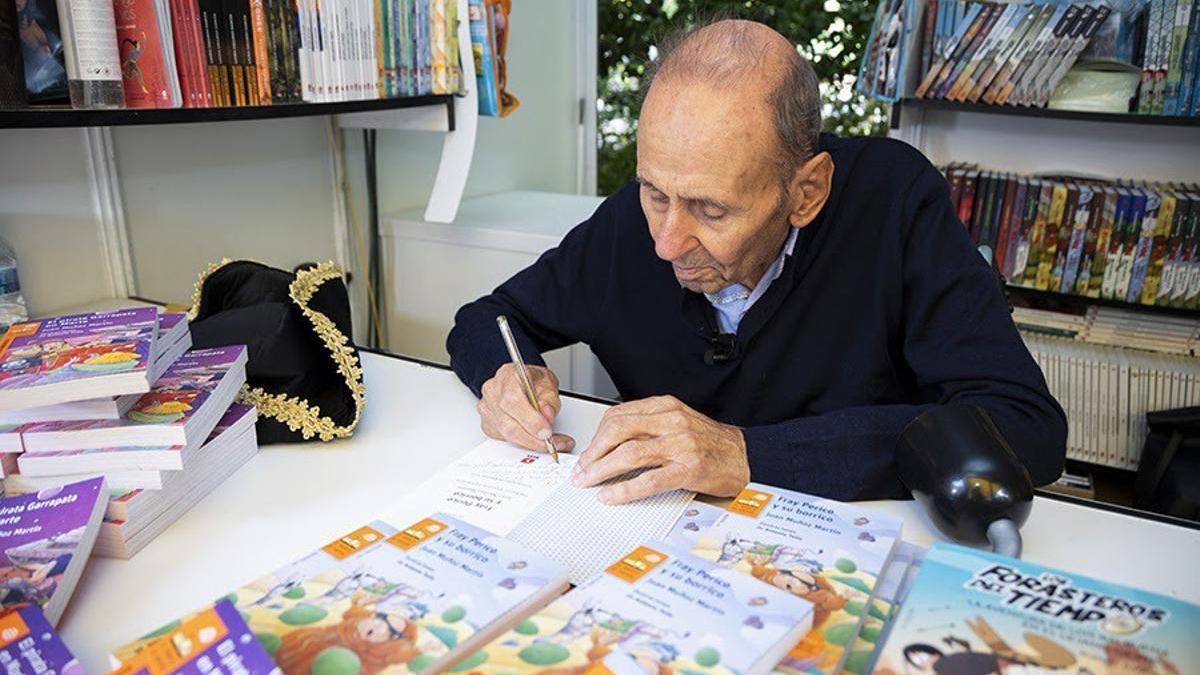 Juan Muñoz Martín, firmando ejemplares en la Feria del Libro de Madrid.