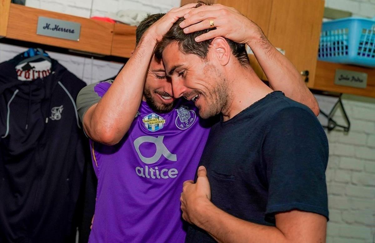 Fotografía facilitada por el Fútbol Club Oporto, del guardameta español Iker Casillas Durante la visita que ha realizado hoy en la ciudad deportiva de Olival, en Oporto (Portugal). Casillas apeló hoy en la tranquilidad ante la cascada de los rumores que apuntan a su retiro permanente del Oporto, que ha permanecido entre cada salida de su salida tras el infarto que sufrió el pasado 1 de mayo y que busca un nuevo portero.