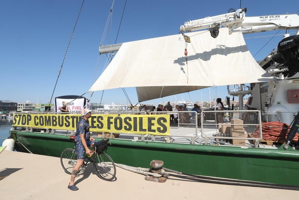 El Rainbow Warrior, buque de Greenpeace, abre sus puertas en València