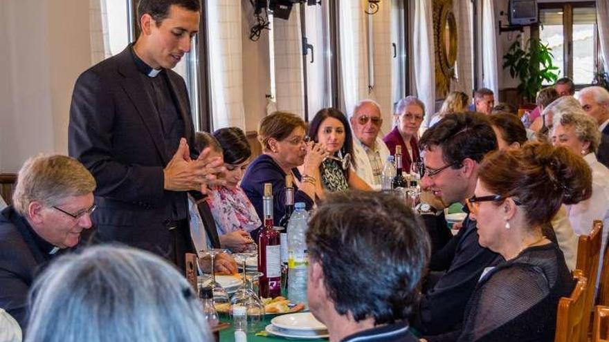 El párroco Carlos Hernández en la comida de hermandad.