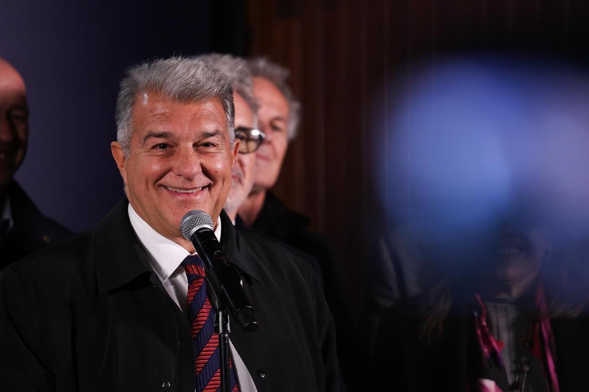 Laporta en el momento de entregar las firmas