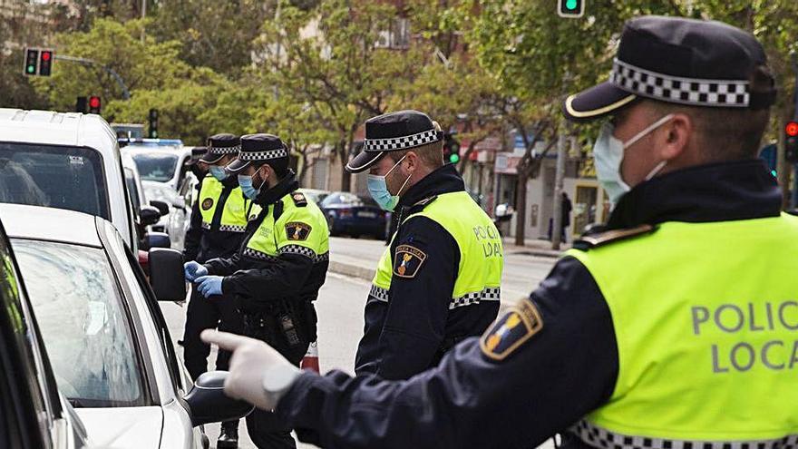 Varios policías locales en un control por el estado de alarma en Alicante.