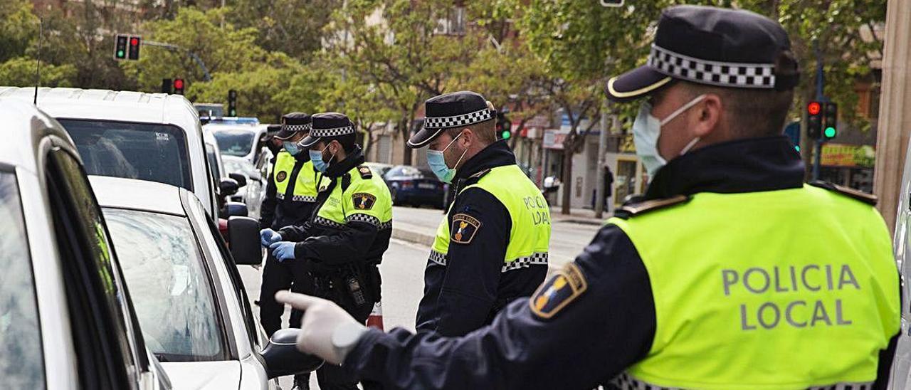 Varios policías locales en un control por el estado de alarma en Alicante.