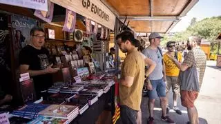 La Feria del Libro de Zaragoza planta cara al calor en el Parque Grande