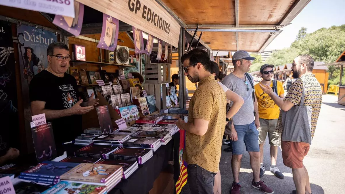 La Feria del Libro de Zaragoza planta cara al calor en el Parque Grande