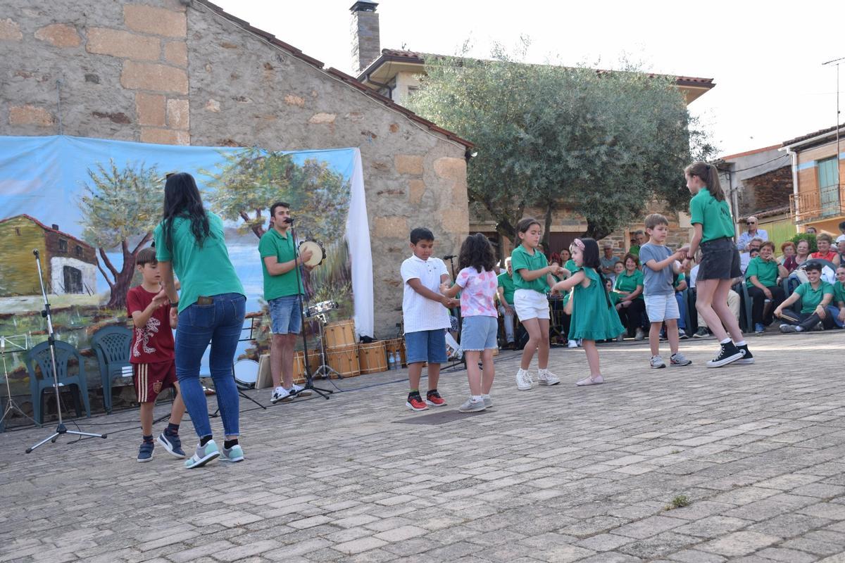 La actuación de Aulas de Aliste en Trabazos pone el broche perfecto a un curso de aniversario