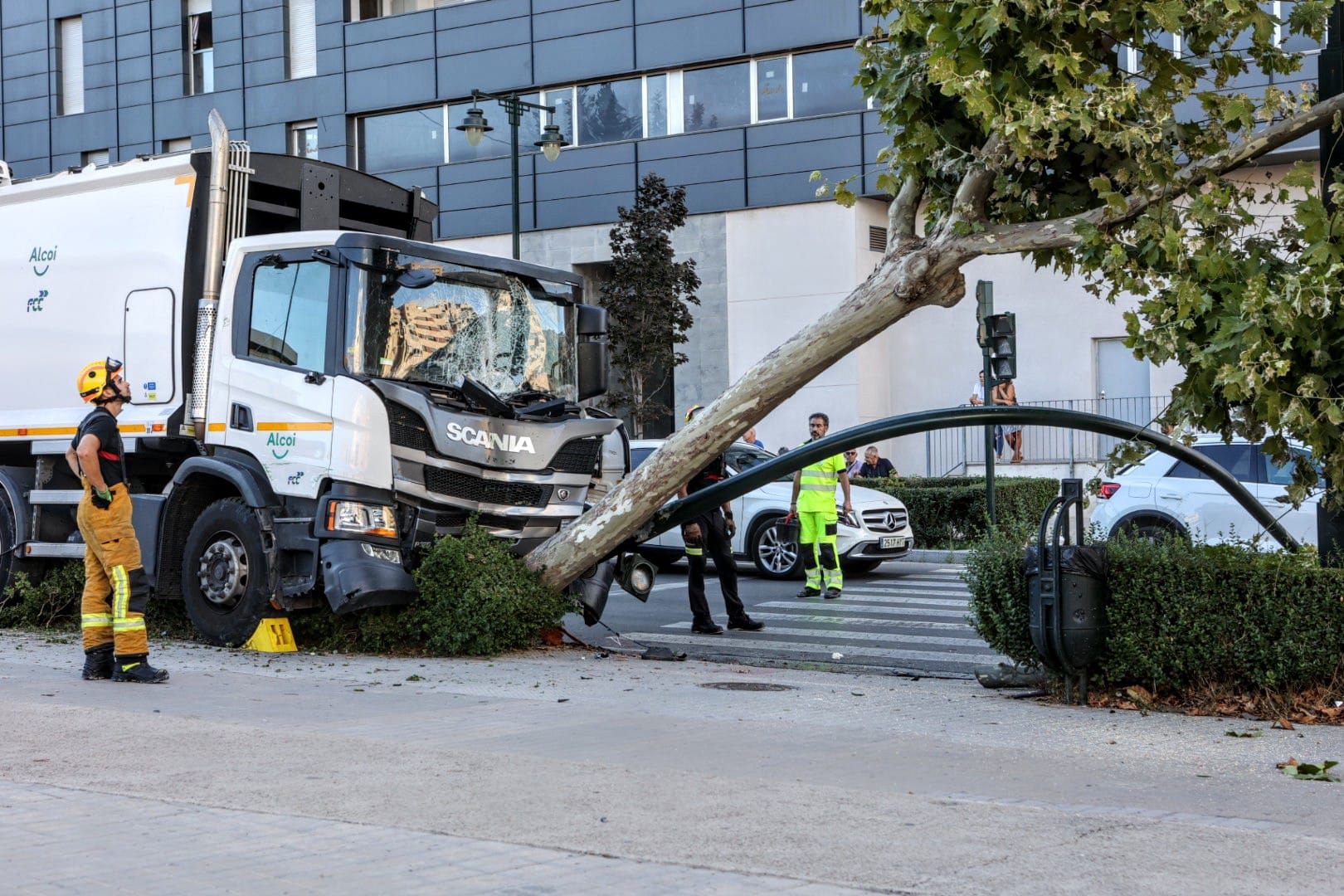 Un camión derriba un semáforo y un árbol en la calle València de Alcoy