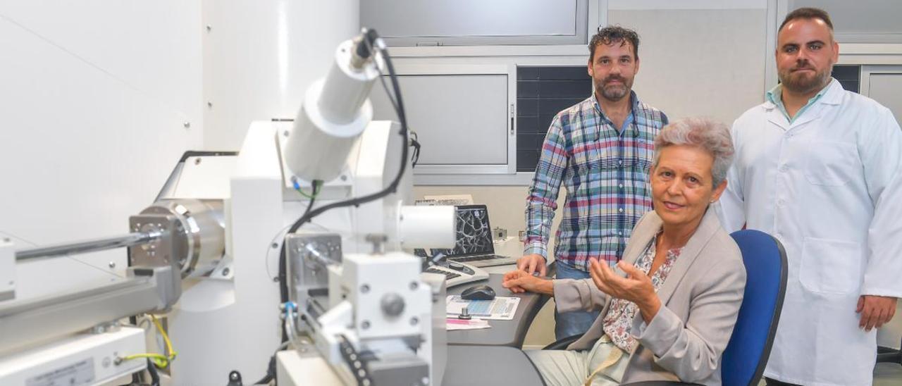 Maximina Monzón, José Manuel_Pérez y Aitor Muñoz junto al Microscopio Electrónico de Barrido de emisión de campo FESEM_Zeiss Sigma 300VP.