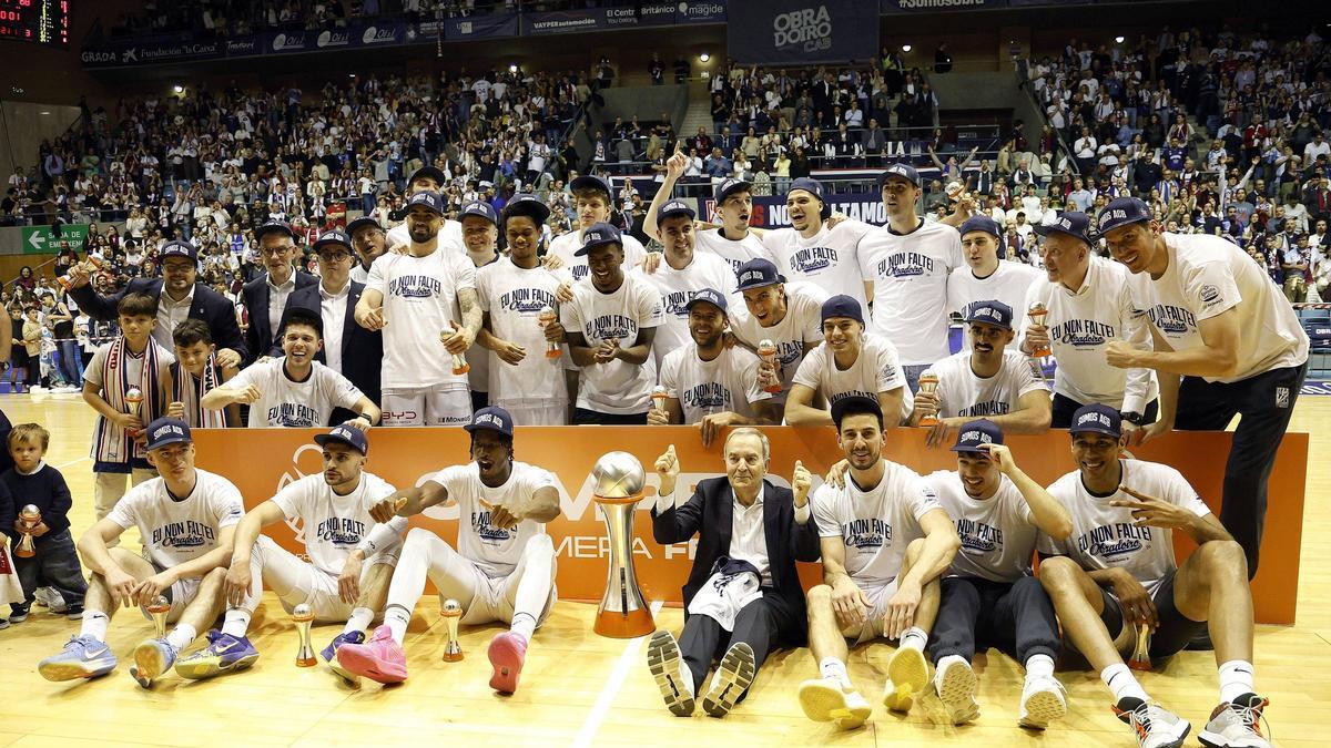 El presidente del Monbus Obradoiro, Raúl López; jugadores y staff técnico celebran, el pasado viernes, el ascenso a la Liga ACB.
