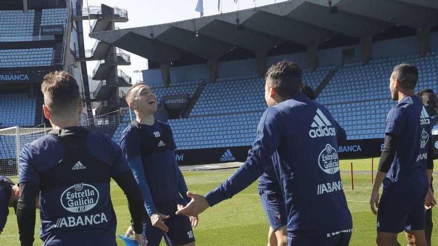 Iago Aspas sonríe durante el rondo inicial del entrenamiento de ayer. // Ricardo Grobas