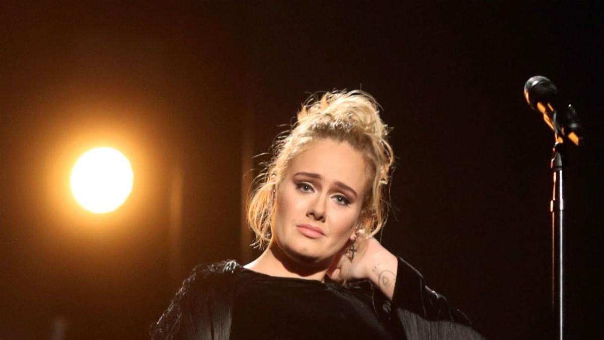 Adele llora durante su actuación en los Grammy 2017