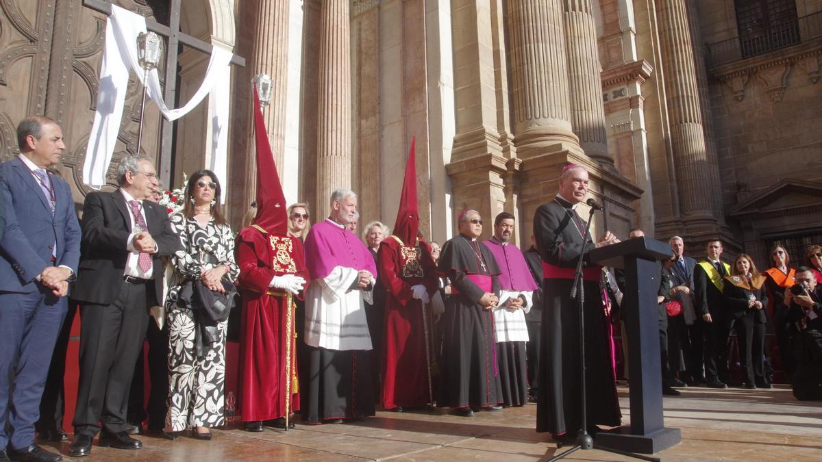 El obispo de Málaga interviene durante el acto penitencial de la cofradía de Estudiantes este Lunes Santo.